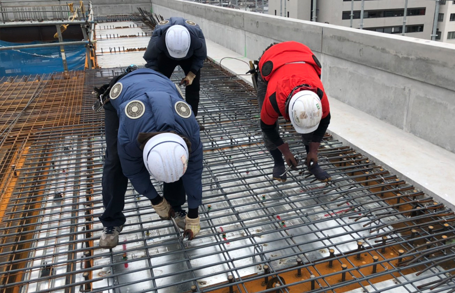 技術を学んでいるスタッフ
